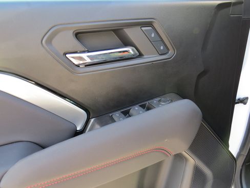 Used 2024 Chevrolet Colorado Z71 AWD/4WD image 19