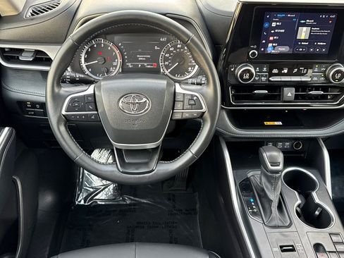 Used 2025 Toyota Highlander XLE image 14