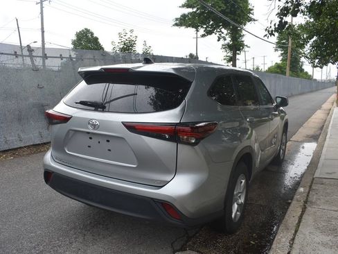 Used 2025 Toyota Highlander LE FWD image 6