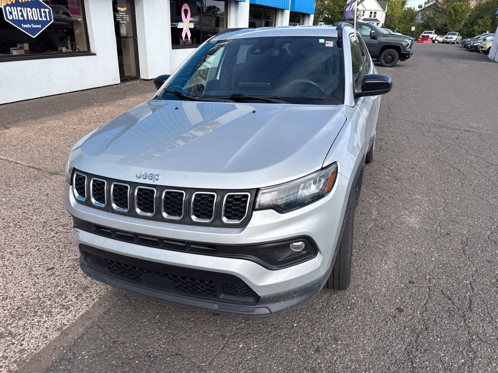 Used 2024 Jeep Compass Latitude AWD/4WD image 3