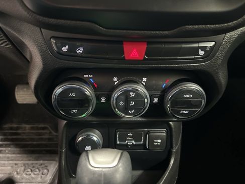 Used 2016 Jeep Renegade Latitude w/ Popular Equipment Group image 19