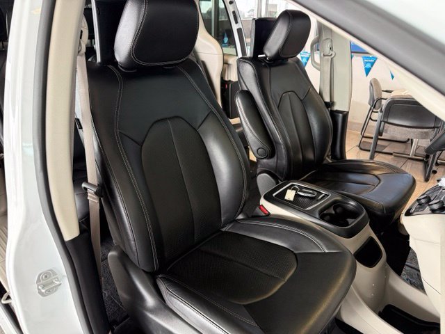 Used 2022 Chrysler Pacifica Touring-L w/ Uconnect Theater Family Group FWD image 27