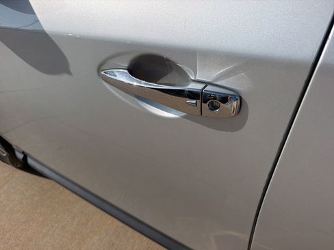 Used 2019 Nissan Pathfinder SV FWD image 12