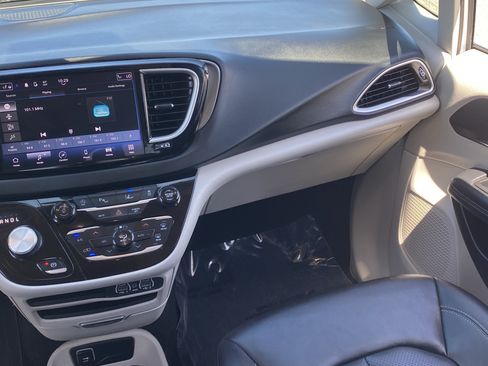 Used 2024 Chrysler Pacifica Touring-L FWD image 14