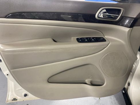Used 2011 Jeep Grand Cherokee Laredo AWD/4WD image 5