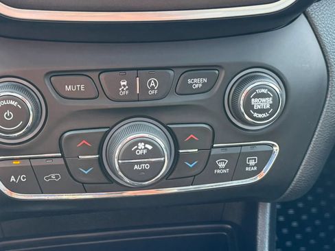 Used 2020 Jeep Cherokee Trailhawk w/ Comfort/Convenience Group AWD/4WD image 23