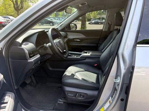 Used 2024 Toyota Grand Highlander AWD image 12