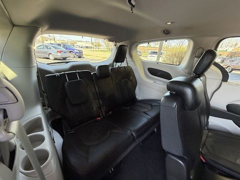 Used 2018 Chrysler Pacifica Touring-L FWD image 16