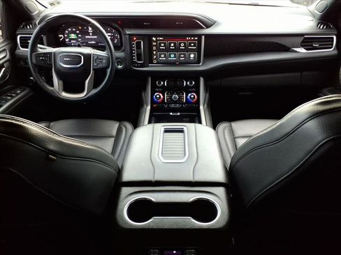 Used 2024 GMC Yukon Denali w/ Advanced Technology Package image 9