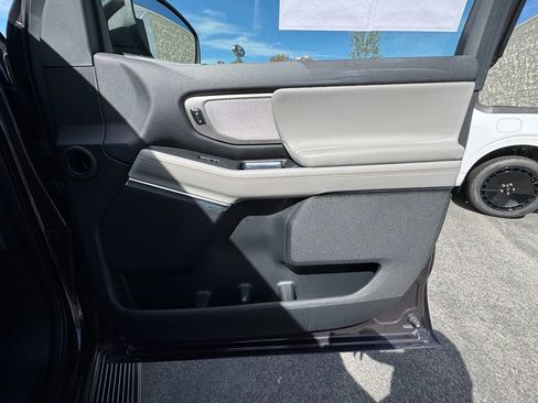 Used 2025 Ford Expedition Active image 32