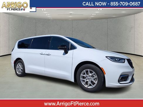 Used 2025 Chrysler Pacifica Select image 1