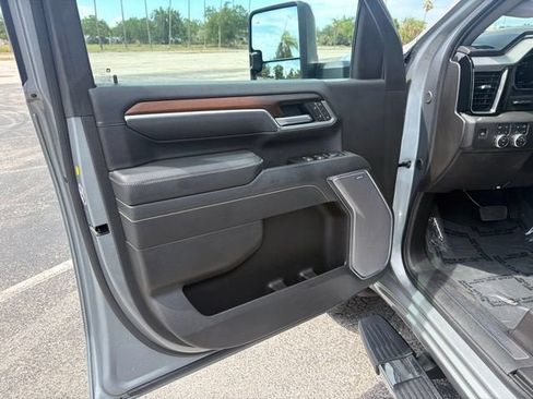 Used 2025 GMC Sierra 2500 Denali w/ Denali Reserve Package AWD/4WD image 17