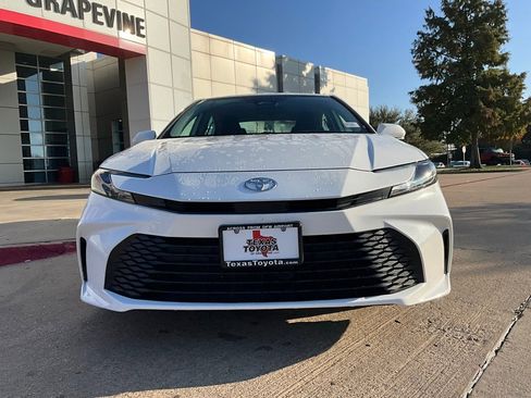 Used 2025 Toyota Camry LE image 4