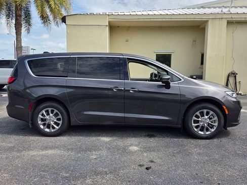 Used 2023 Chrysler Pacifica Touring-L AWD/4WD image 8
