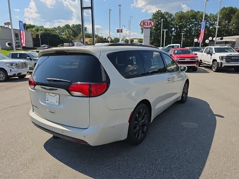Used 2020 Chrysler Pacifica Touring-L w/ Advanced Safetytec Group FWD image 10