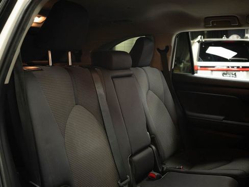 Used 2021 Toyota Highlander LE AWD/4WD image 17