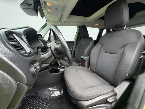 Used 2018 Jeep Renegade Altitude AWD/4WD image 17