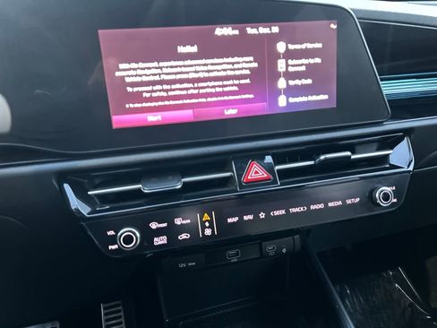 Used 2023 Kia Niro SX Touring image 12