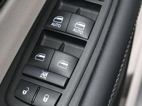 Used 2024 Chrysler Pacifica Touring-L FWD image 13