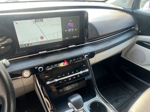 Used 2022 Kia Carnival EX image 23