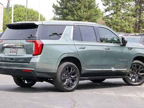 Used 2024 GMC Yukon SLT w/ SLT Luxury Package AWD/4WD image 3