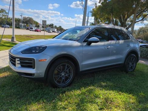 Used 2025 Porsche Cayenne image 7