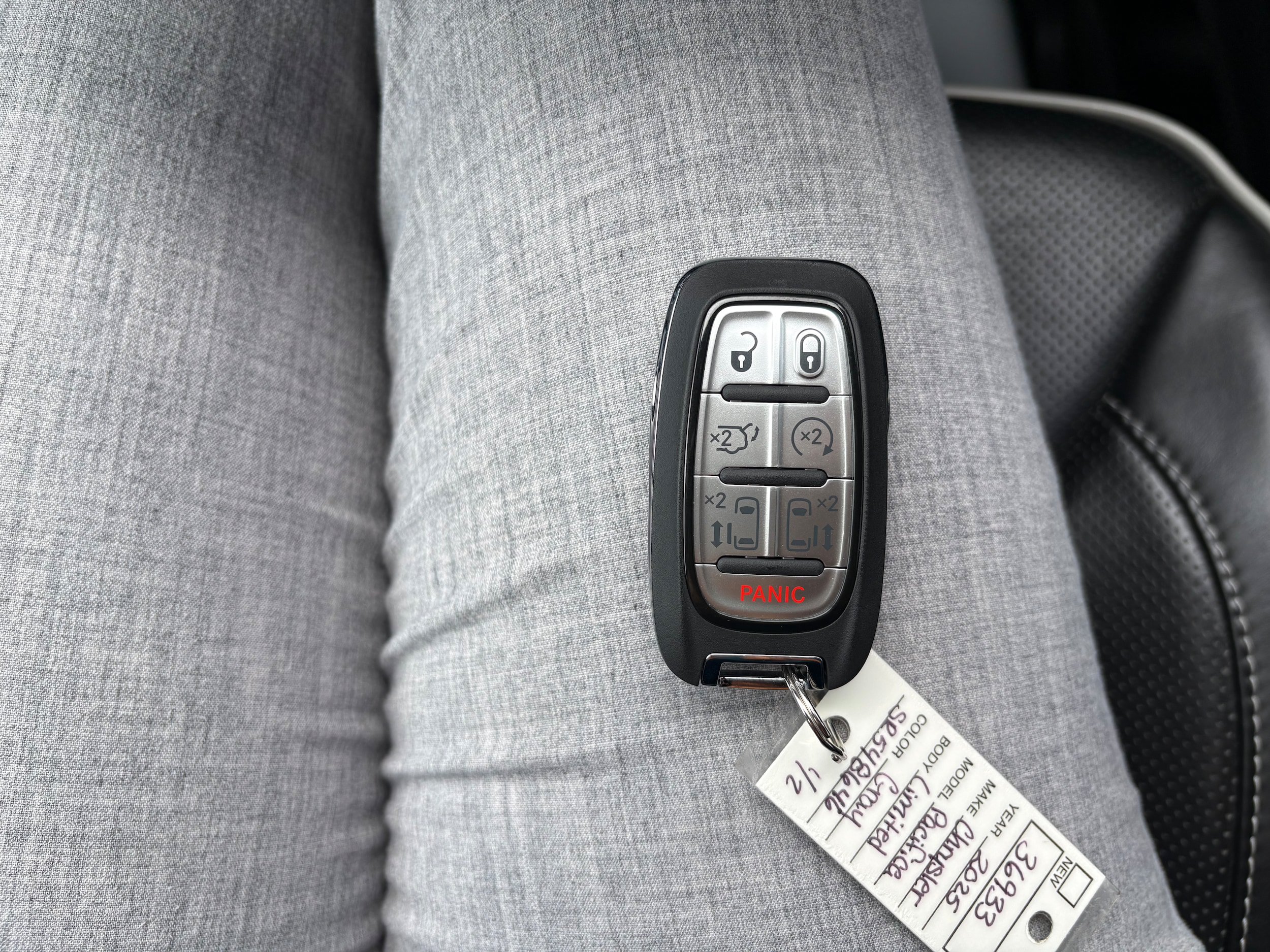 Certified 2025 Chrysler Pacifica Limited FWD image 29