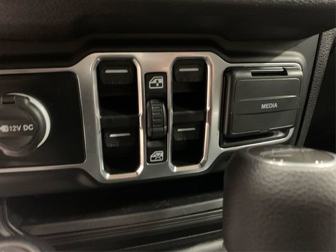 Used 2025 Jeep Gladiator Sport AWD/4WD image 30