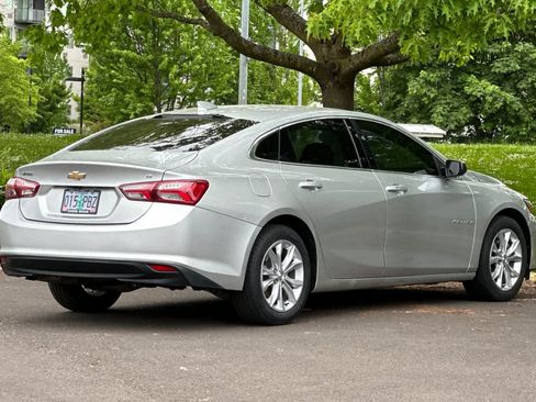 Used 2019 Chevrolet Malibu LT FWD image 2