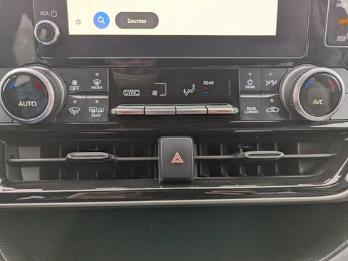 Used 2023 Toyota Highlander L image 24