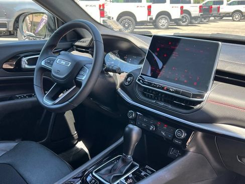 Used 2025 Jeep Compass Trailhawk AWD/4WD image 18