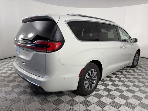 Used 2021 Chrysler Pacifica Touring-L image 7