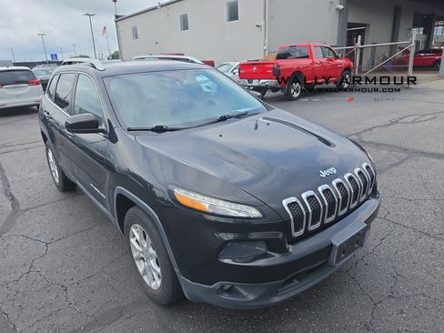 Used 2018 Jeep Cherokee Latitude w/ Safety Group AWD/4WD image 1