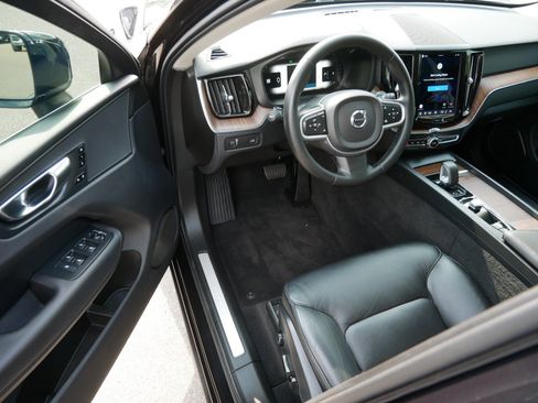 Used 2022 Volvo XC60 B5 Momentum w/ Climate Package AWD/4WD image 10
