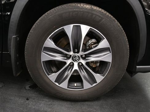 Certified 2023 Toyota Highlander XLE image 33