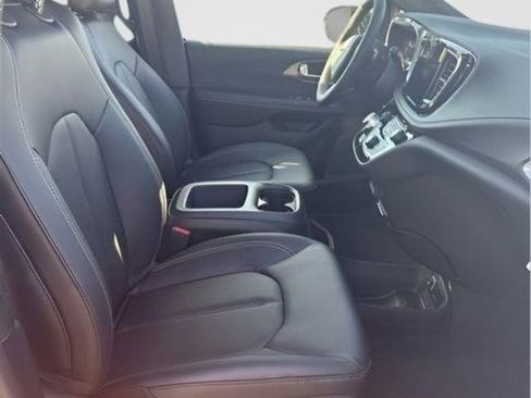 New 2026 Chrysler Pacifica Select image 24
