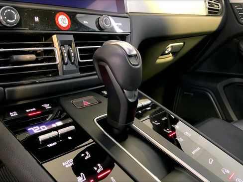 Used 2025 Porsche Macan image 17