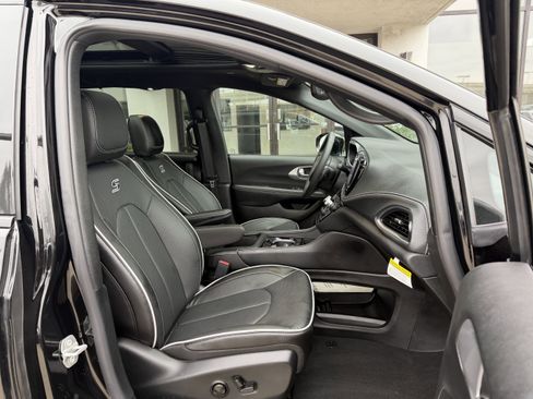 New 2026 Chrysler Pacifica Limited w/ Uconnect Theater Family Group image 22