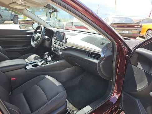 Used 2024 Nissan Altima 2.5 SV FWD image 21