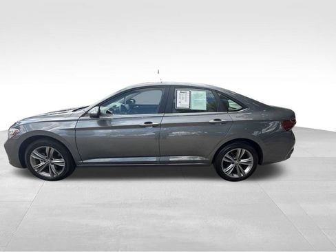 Used 2024 Volkswagen Jetta SE FWD image 2