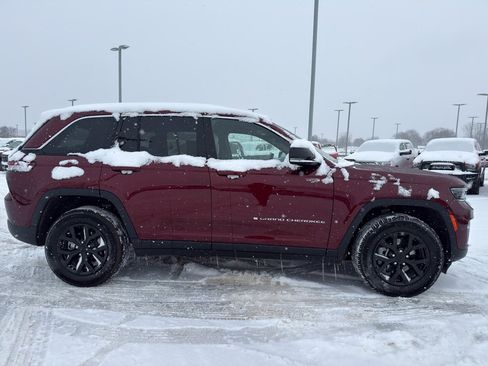 Used 2023 Jeep Grand Cherokee Limited image 4