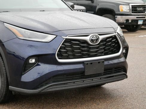 Used 2021 Toyota Highlander XLE image 3