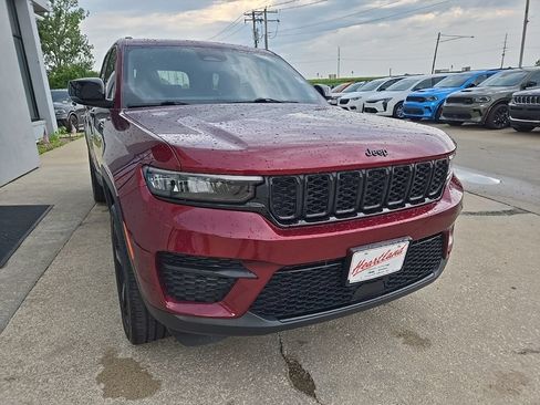 Used 2023 Jeep Grand Cherokee Altitude AWD/4WD image 13
