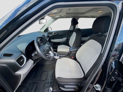 Used 2022 Hyundai Venue SEL image 16