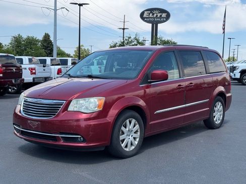 Used 2014 Chrysler Town & Country Touring FWD image 3