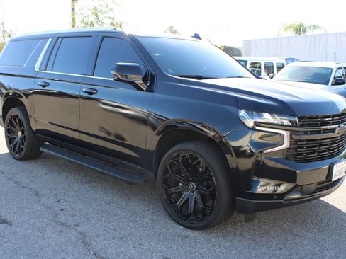 Used 2023 Chevrolet Suburban LT w/ Luxury Package RWD image 3