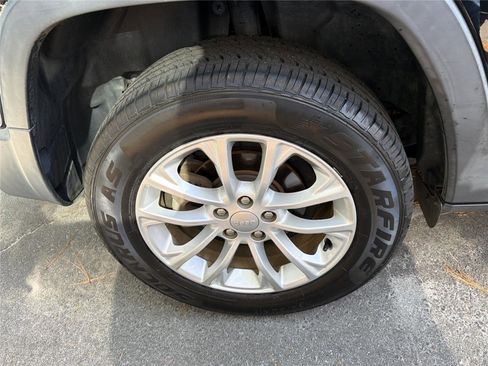 Used 2019 Jeep Cherokee Latitude w/ Popular Appearance Group FWD image 10