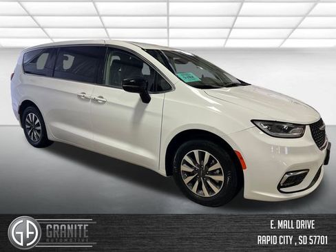 Used 2024 Chrysler Pacifica Limited FWD image 8