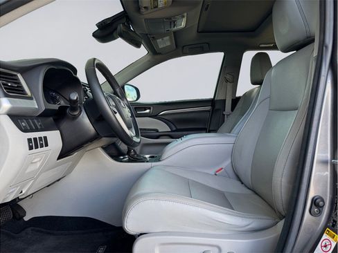 Used 2017 Toyota Highlander Limited image 10