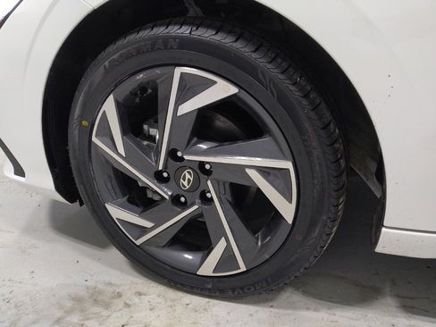 Used 2025 Hyundai Elantra Sport FWD image 31
